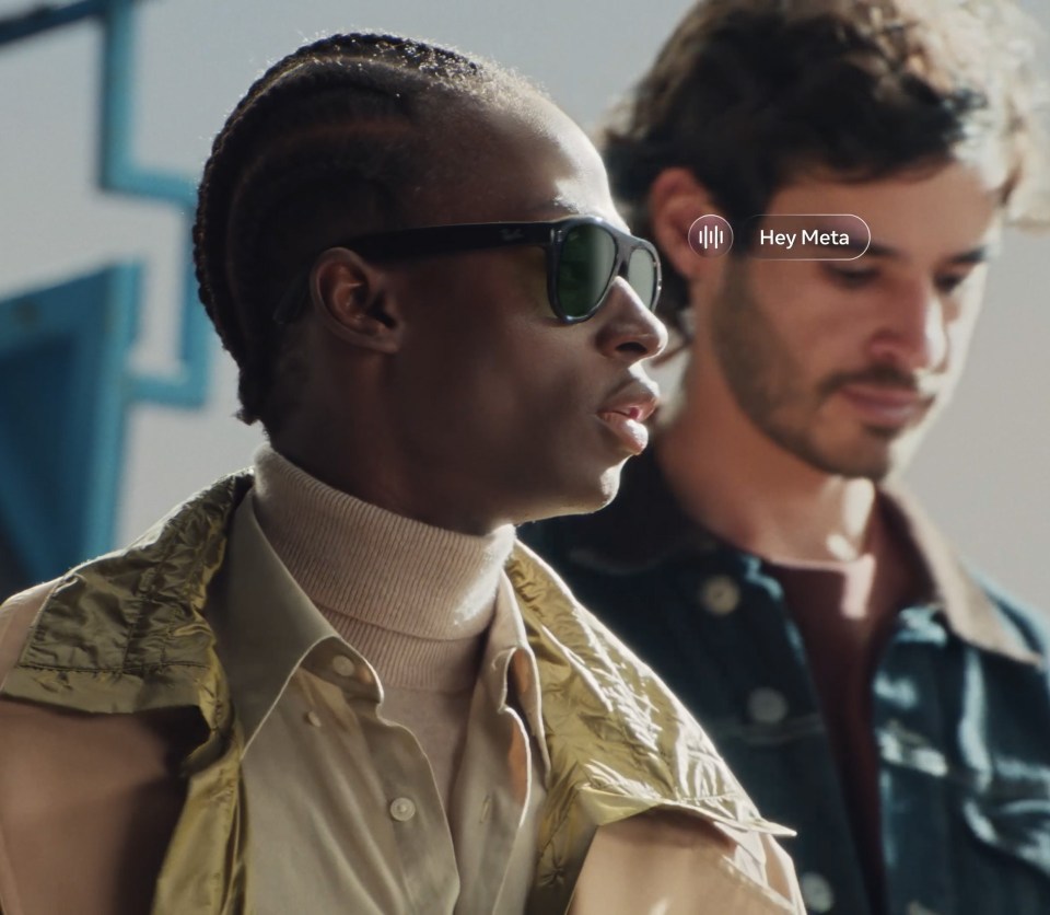 Мужчина в умных очках Ray-Ban Meta Gen 3 Aviator обращается к ассистенту голосом