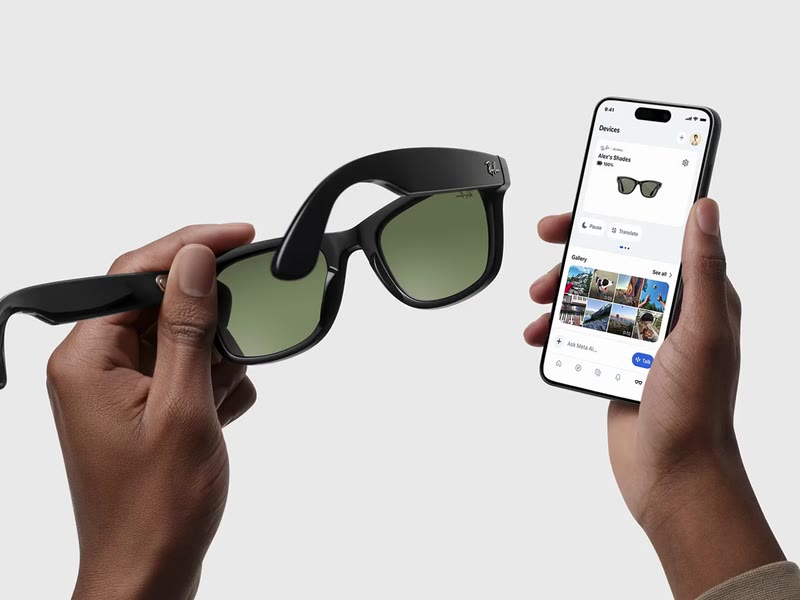 Очки Ray-Ban Meta в руке и приложение Meta AI на смартфоне